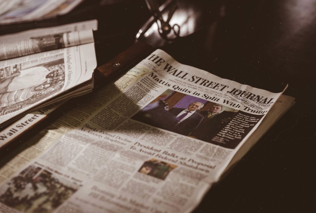 Aufgeschlagene Ausgabe des Wall Street Journal mit Titelgeschichte über Mattis’ Rücktritt. Doch wie kommt man in die Zeitung?